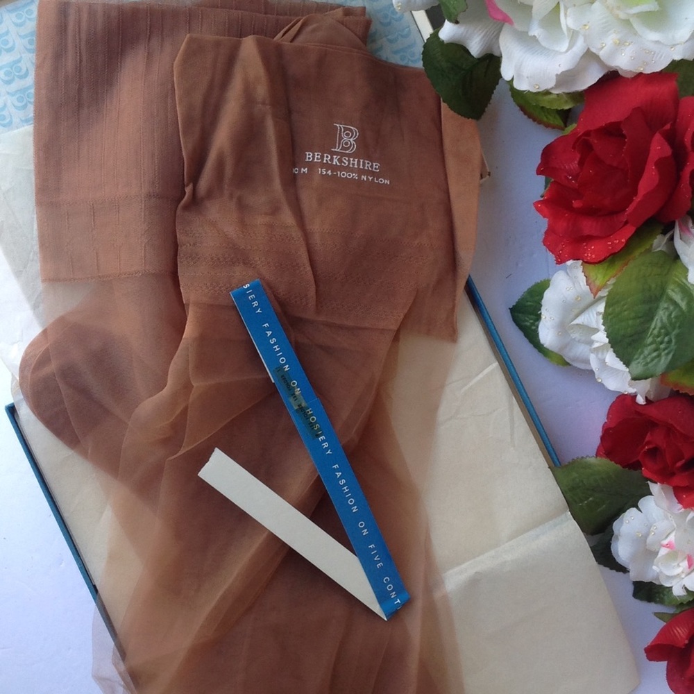 Berkshire 1 pair VTG Nylon Thigh Hi Hosiery Stockings Beige NWB